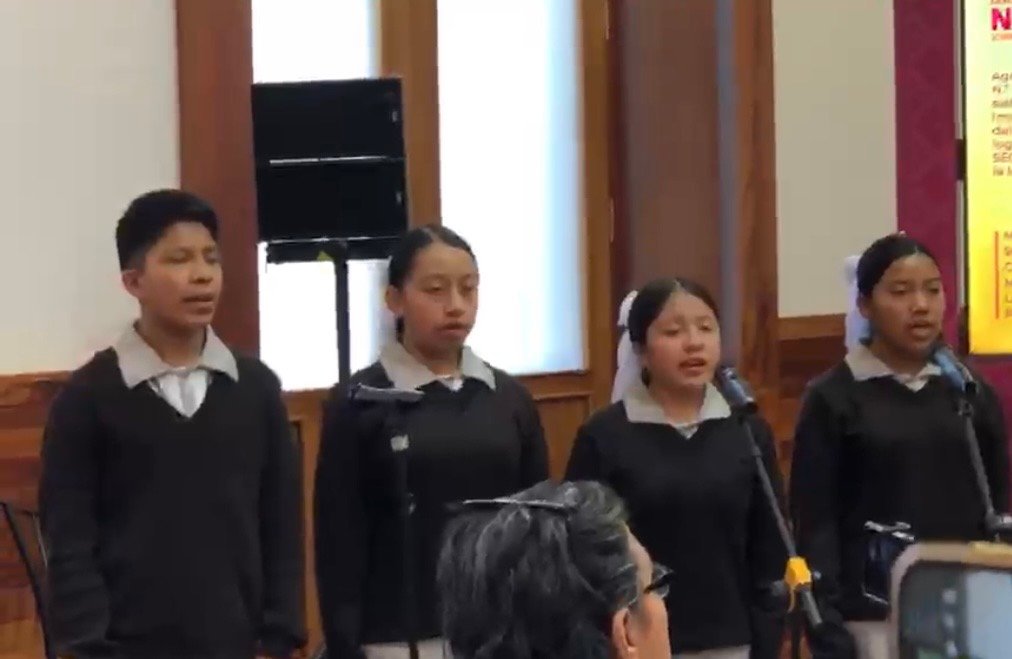 EN OAXACA SE ENTONA EL HIMNO NACIONAL  EN LENGUAS INDÍGENAS EN 5 MIL DE 8 MIL 400 ESCUELAS DE EDUCACIÓN BÁSICA Y PREESCOLAR COMO PLAN  DE PRESERVACIÓN Y RESCATE