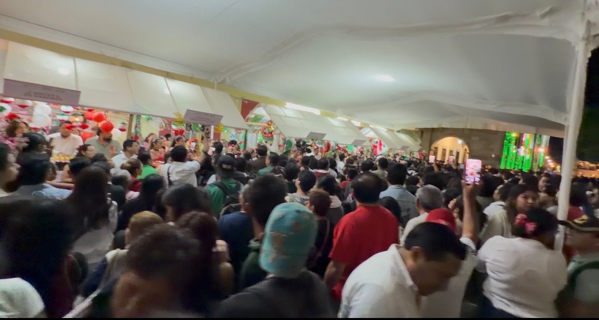 VERBENA POPULAR Y POZOLE CON TAMALES Y TACOS GRATUITOS EN OAXACA PARA MILES DE ASISTENTES A FESTEJOS PATRIOS
