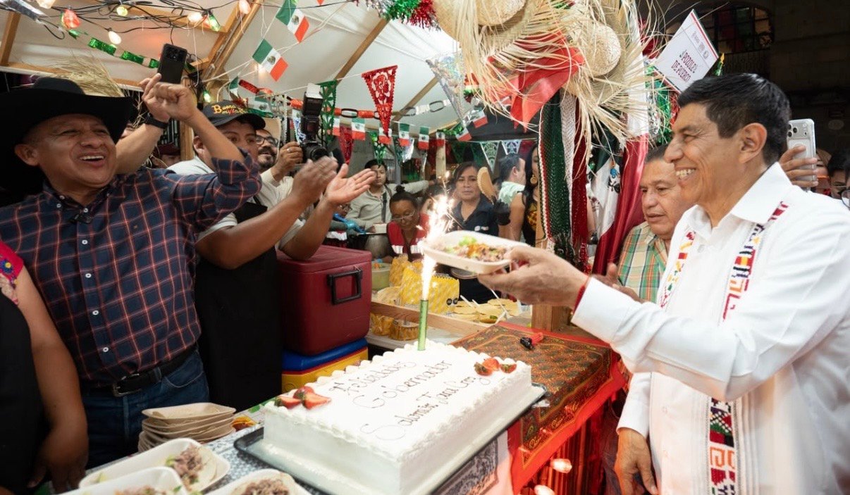 Verbena de gobierno humanitario de Oaxaca regala al pueblo mas de 10 mil antojitos mexicanos en fiestas patrias.