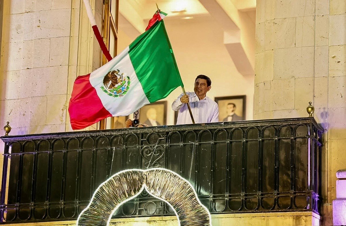 Emite el gobernador de Oaxaca Salomón Jara el grito de Independencia, en un ambiente de paz y civilidad democrática