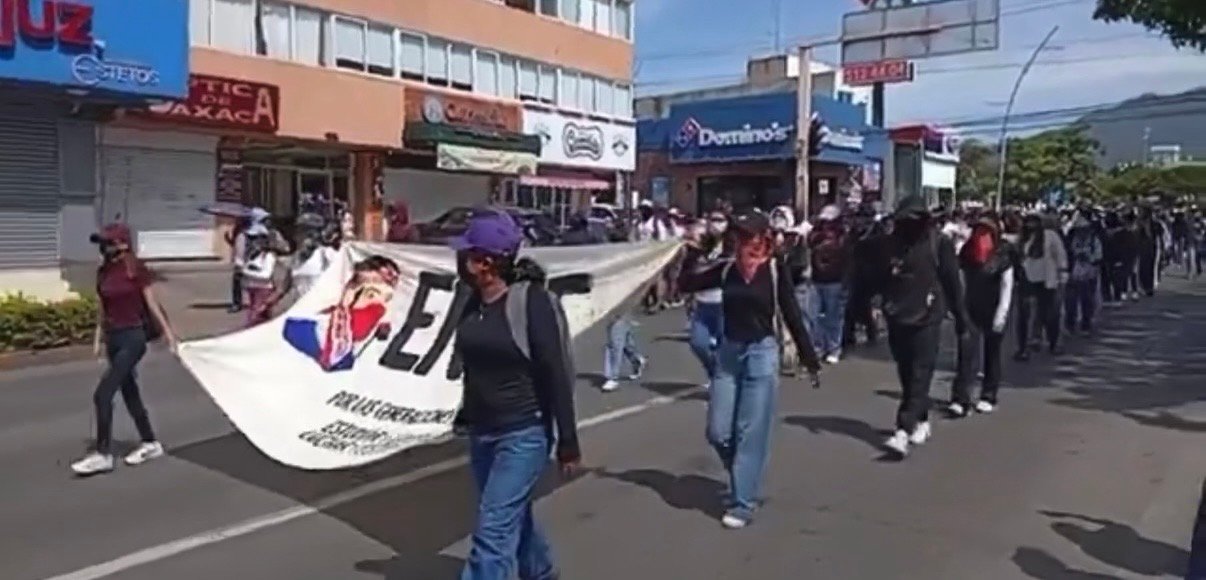 NORMALISTAS CAUSAN VANDALISMO EN OAXACA EN JORNADA NACIONAL PARA EXIGIR APARICIÓN CON VIDA DE LOS 43 ESTUDIANTES DE AYOTZINAPA NORMALISTAS CAUSAN VANDALISMO EN OAXACA EN JORNADA NACIONAL PARA EXIGIR APARICIÓN CON VIDA DE LOS 43 ESTUDIANTES DE AYOTZINAPA