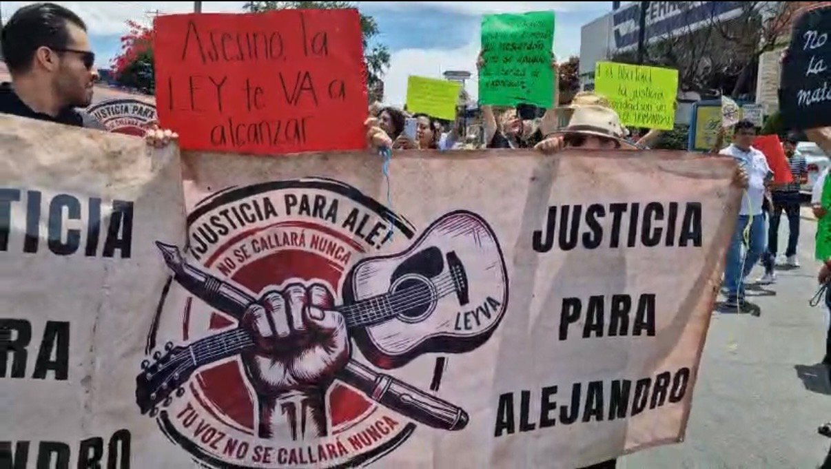 PERIODISTAS DE OAXACA VUELVEN A MANIFESTARSE PARA EXIGIR JUSTICIA POR CRIMEN DE PERIODISTA ALEJANDRO LEYVA PERIODISTAS DE OAXACA VUELVEN A MANIFESTARSE PARA EXIGIR JUSTICIA POR CRIMEN DE PERIODISTA ALEJANDRO LEYVA