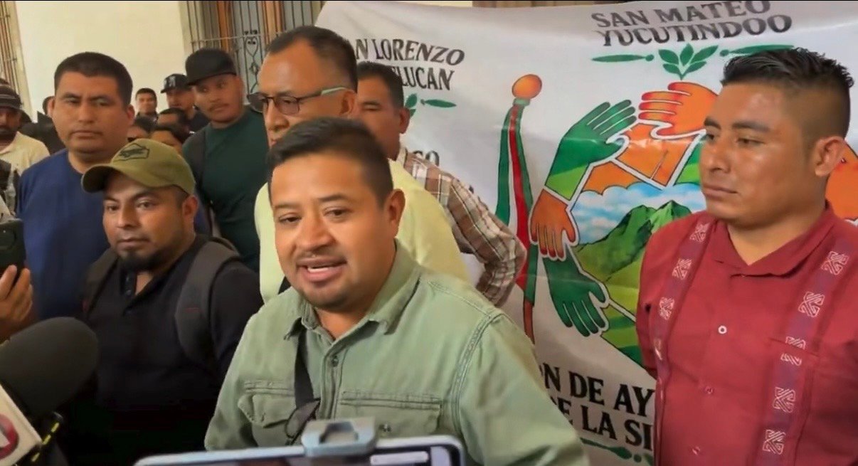SE REBELAN 10 PRESIDENTES MUNICIPALES DE LA SIERRA SUR DE OAXACA, POR FALTA DE REHABILITACIÓN DE UNA CARRETERA Y DIVERSAS OBRAS QUE HAN QUEDADO INCONCLUSAS SE REBELAN 10 PRESIDENTES MUNICIPALES DE LA SIERRA SUR DE OAXACA, POR FALTA DE REHABILITACIÓN DE UNA CARRETERA Y DIVERSAS OBRAS QUE HAN QUEDADO INCONCLUSAS