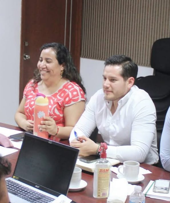 Desacatan orden de gobernador de Oaxaca, sigue en su cargo funcionario de la SSA acusado de corrupción Desacatan orden de gobernador de Oaxaca, sigue en su cargo funcionario de la SSA acusado de corrupción
