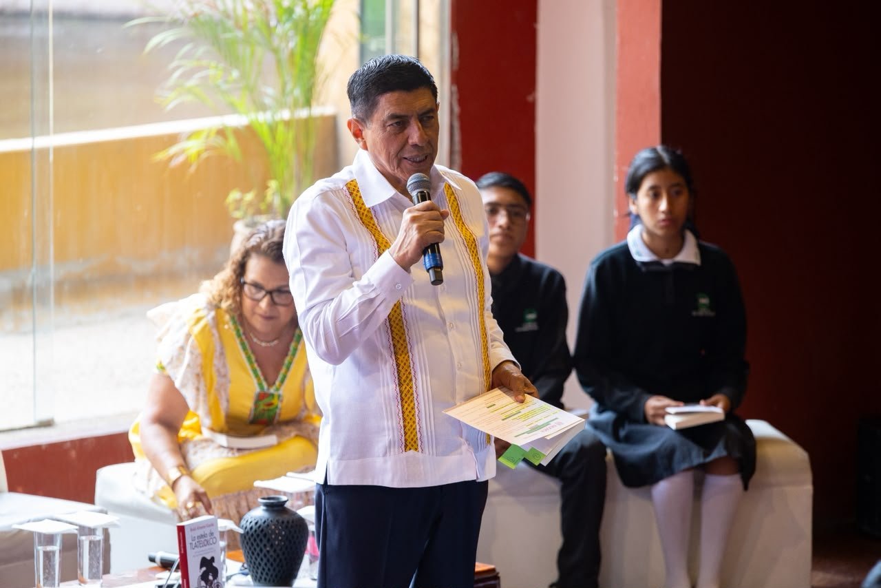 Comparte Salomón Jara la magia de la lectura con estudiantes de bachillerato Comparte Salomón Jara la magia de la lectura con estudiantes de bachillerato