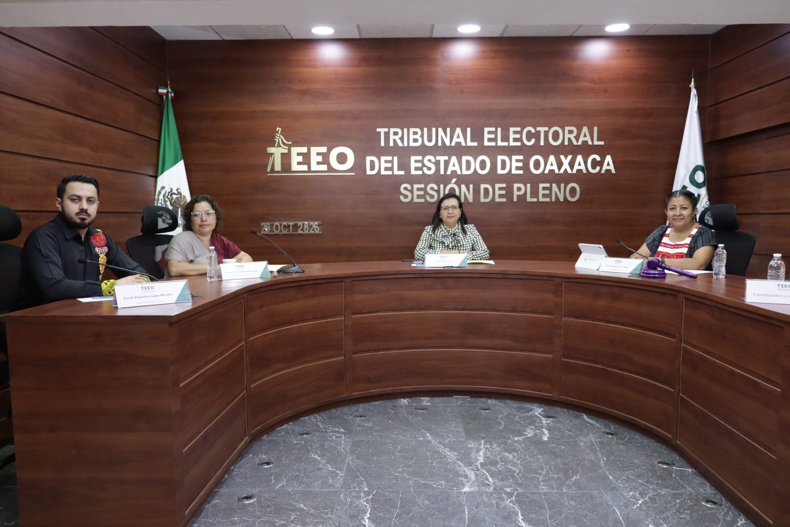 TEEO sostuvo que la legislación oaxaqueña ya reconoce y garantiza los derechos de Pueblos y Comunidades Indígenas contemplados en el artículo 2º Constitucional. TEEO sostuvo que la legislación oaxaqueña ya reconoce y garantiza los derechos de Pueblos y Comunidades Indígenas contemplados en el artículo 2º Constitucional.