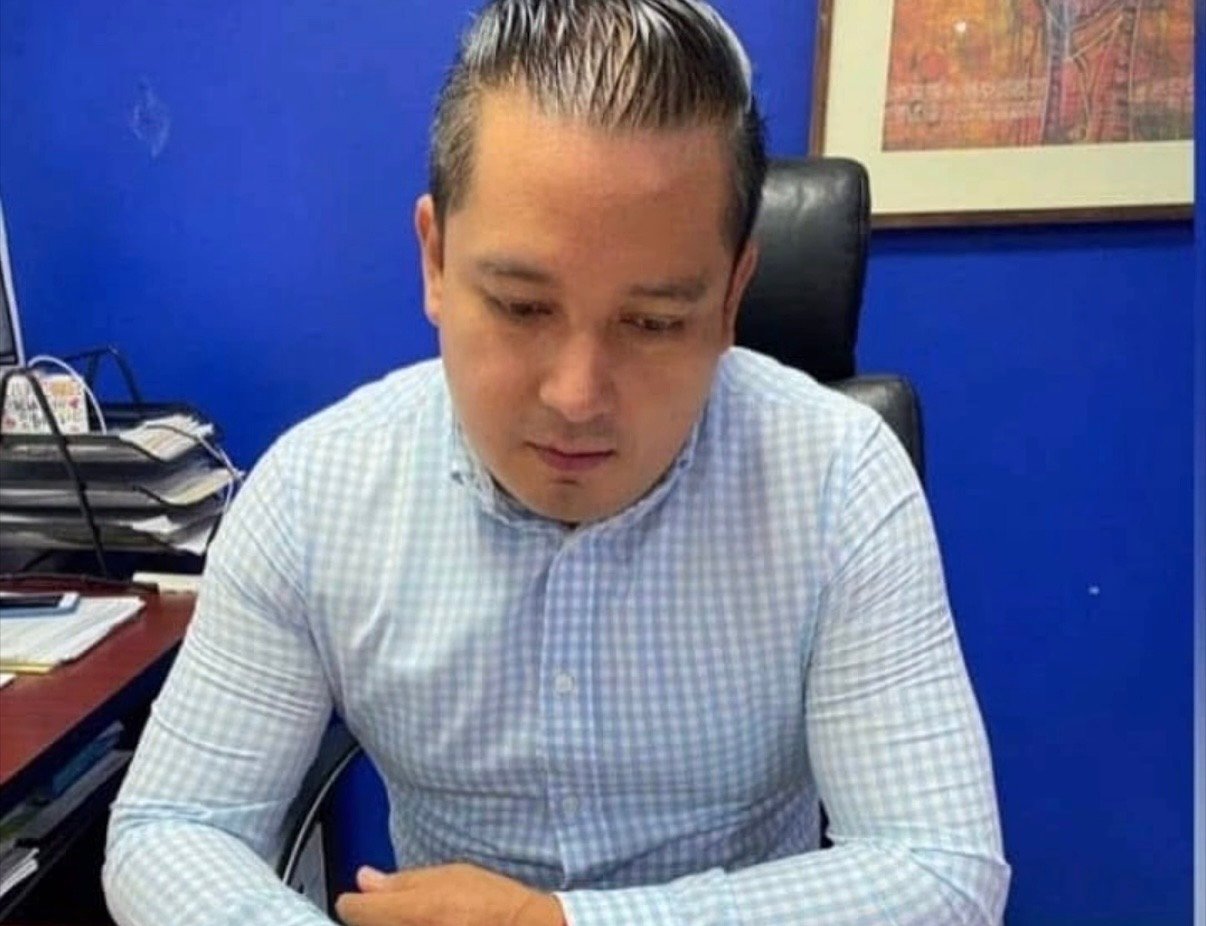 Juez del TSJ deja en la cárcel a funcionario de la SS de Oaxaca que vendió plaza en 400 mil pesos Juez del TSJ deja en la cárcel a funcionario de la SS de Oaxaca que vendió plaza en 400 mil pesos