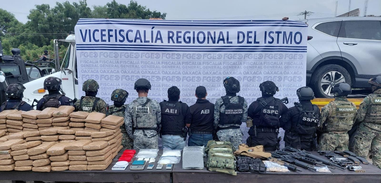 Golpe histórico en el Istmo: Fiscalía de Oaxaca junto a Fuerzas Federales y Estatales desmantelan centro de operaciones de narcomenudeo, aseguran más de 160 paquetes de drogas y armas en Juchitán Golpe histórico en el Istmo: Fiscalía de Oaxaca junto a Fuerzas Federales y Estatales desmantelan centro de operaciones de narcomenudeo, aseguran más de 160 paquetes de drogas y armas en Juchitán